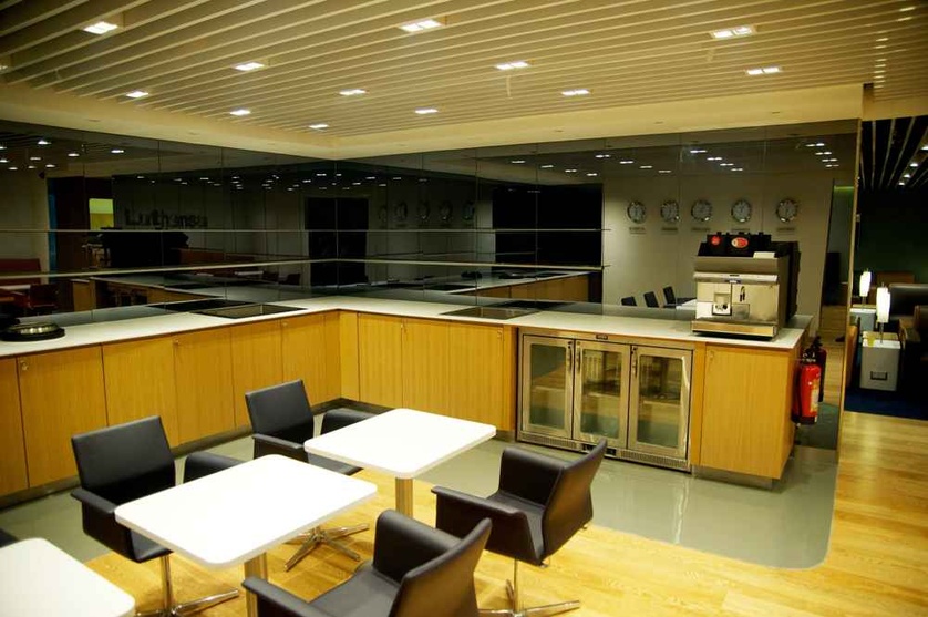 Modern Cafeteria Design 