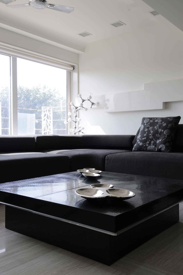 Minimal Black and White Living Room 