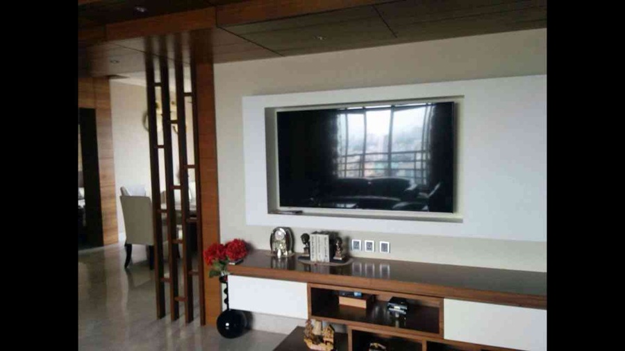 lcd unit with wooden strips partition